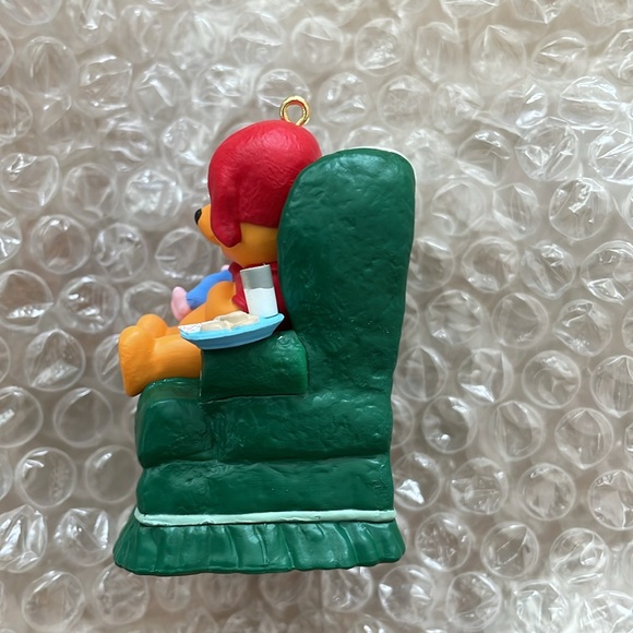 Hallmark “Waitin’ on Santa” Winnie the Pooh Keepsake ornament ©️Disney 1997 - Picture 9 of 15